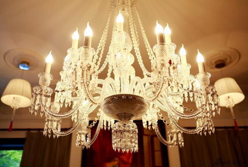 客厅中悬挂着价值40多万的Baccarat水晶吊灯
