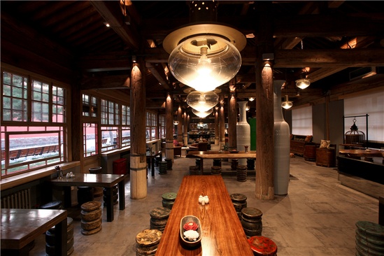 位于故宫神武门内东长廊的故宫面馆,是高文安精心设计的集餐饮,设计