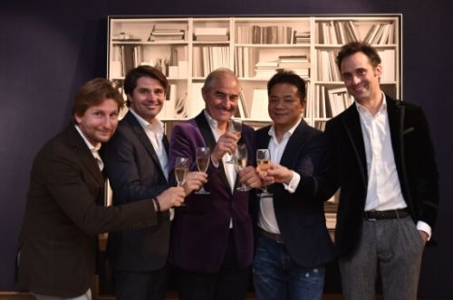 Pellini钡易伲家居品牌创始人郑国达先生与PromeMoria品牌代表们祝酒