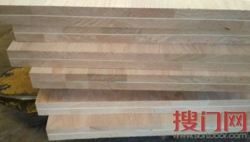 9原木板中间夹一层夹板，可预防变形和开裂