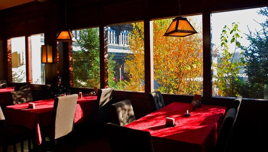 餐厅——酒店一层是温暖舒适的藏餐厅，装饰着风格独特的老地毯和藏式旧家具；藏餐厅窗外可以看到郁郁葱葱阳光明媚的院子。