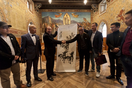 国际生态奖设计考察访问团与圣马力诺共和国总统泰伦齐先生交换礼物