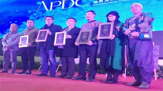 嘉宾颁发APDC2015年会员证书