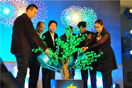 圣象集团领导与合作伙伴代表共同浇灌消费之树