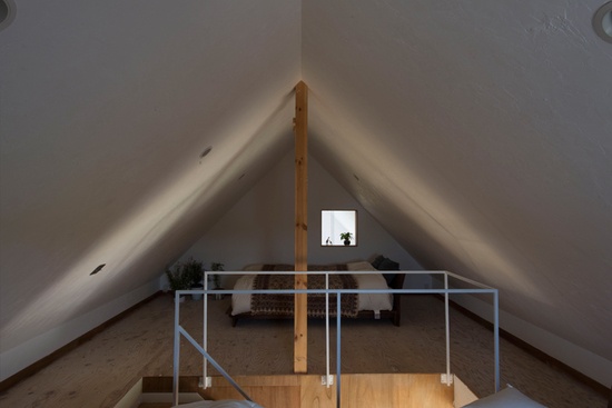 楼上A型屋顶形式下设计的卧室