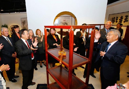 美国俄勒冈州议会访华代表团观看中国古典家具的现场拆装表演，惊叹不已，鼓掌喝彩。