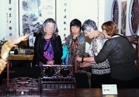 美国俄勒冈州议会访华团兴致勃勃参观中国红木家具