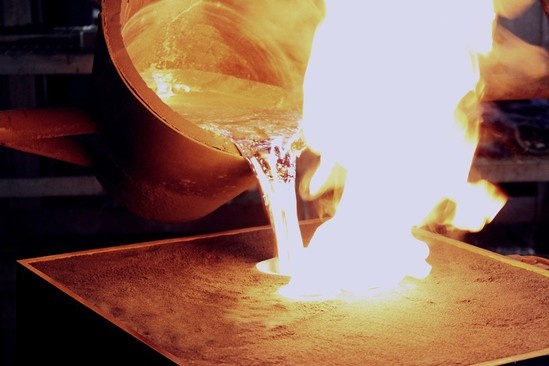 加热的液体铝涌入3D印刷模具