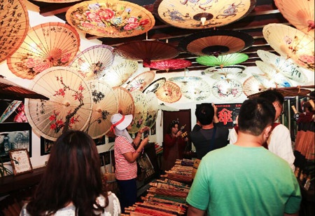 传统“油纸伞”吸引了众多参观者