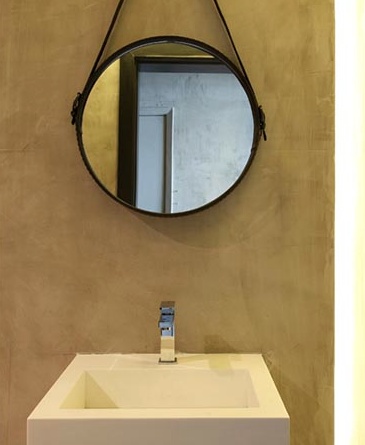 圆形的卫浴镜与方形的水槽形成了对比