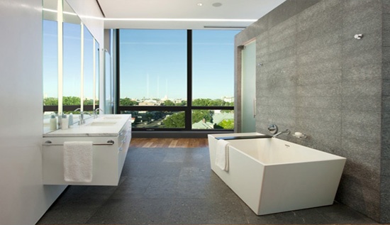 白色浴缸搭配灰色墙面营造浴室素雅感觉