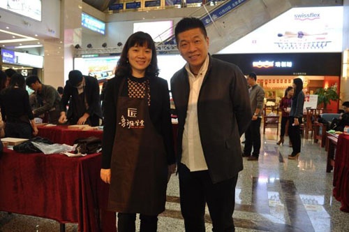 永兴家具事业执行长、青木堂品牌创办人叶武东（右）及居然之家经理彭阿荣（左）合影