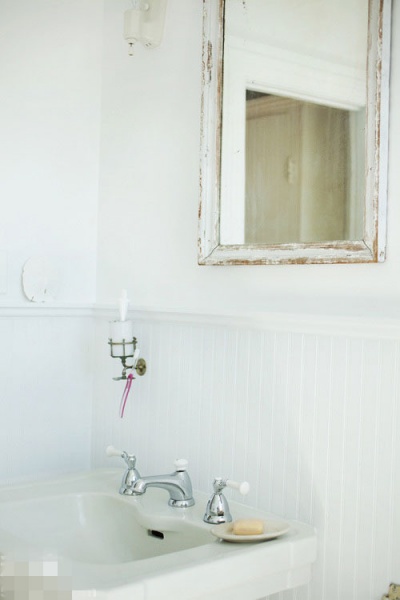 卫浴间掉漆的镜框