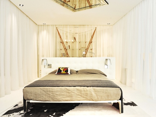 菲利普.斯塔克2008年设计的床（Volage），由意大利顶级现代家具品牌Cassina生产。