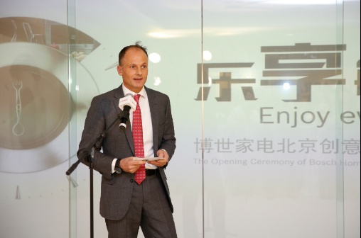 博西家用电器集团大中华区市场营销高级副总裁李智先生发表致辞