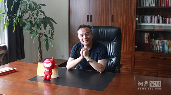 2015年，赖斌在办公室内。
