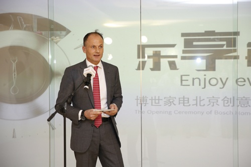 博西家用电器集团大中华区市场营销高级副总裁李智先生发表致辞