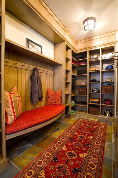 玄关柜“兼职”衣帽间 给卧室省点儿空间