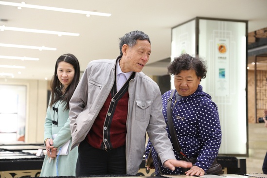 清华经济系教授参观考察新明珠陶瓷集团