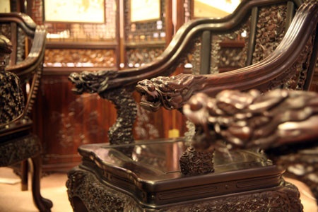 鉴赏会上的雕龙圆餐桌，邵湘文说，欧式三弯腿是老外对明式家具的创新。