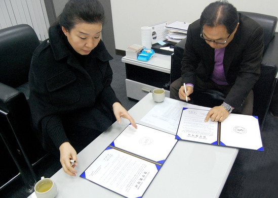 李东妊女士与Jang SangGeun先生签署协议