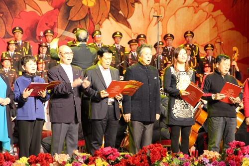 演出结束前，城外诚董事长刘长河先生携全体高管登台与歌唱家们共同唱响《歌唱祖国》