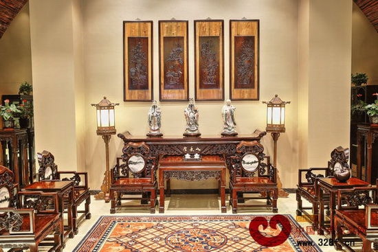 一套传统的中堂家具，透露出的人文历史、礼仪文化耐人寻味