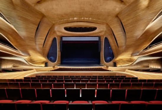 较大的剧院可以容纳1600人，较小的剧院可以容纳400名观众