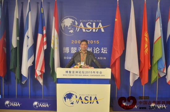 集古韵今总经理陈新平出席2015中国红木家具品牌大会，并在博鳌亚洲论坛国际会议中心留念