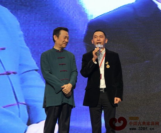 央视知名主持人赵保乐（左）现场采访波记董事长伍建波