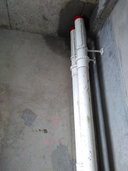卫生间下水管顶面渗水的痕迹