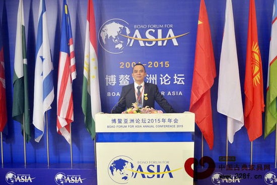 雅仕轩红木总经理陈君受邀出席第六届中国红木家具品牌大会，并在博鳌亚洲论坛国际会议中心留念
