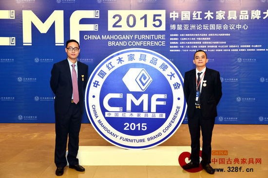 雅仕轩红木总经理陈君（右）、营销总监符敏捷（左）在2015中国红木家具品牌大会签到处合影