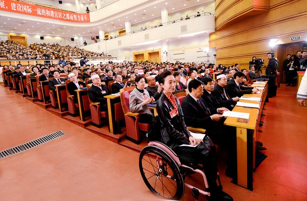 参加北京市政协全会的委员听取工作报告。
