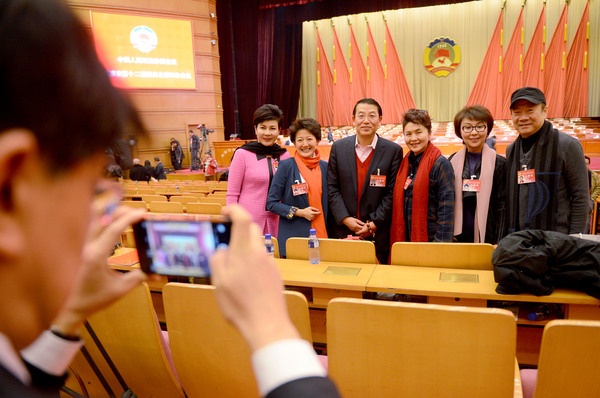 委员们在北京市政协全会上合影留念。