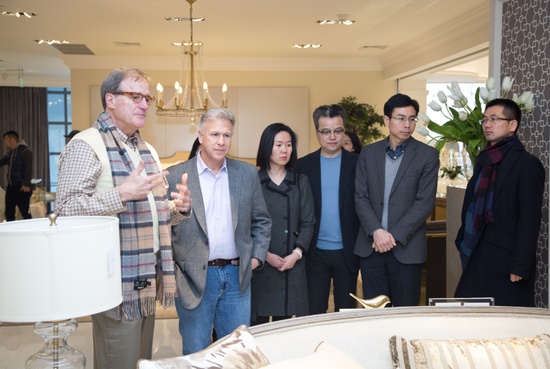 美克家居Caracole公司董事长Jeff Yang先生向菲尔·席勒先生介绍最新产品