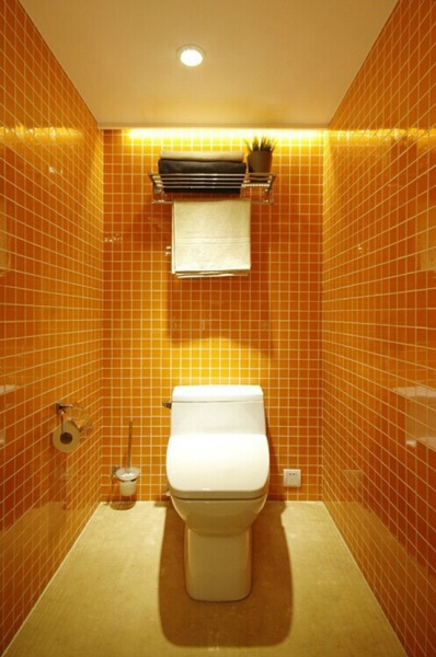 卫生间变得宽敞舒适，颜色也生动活泼。