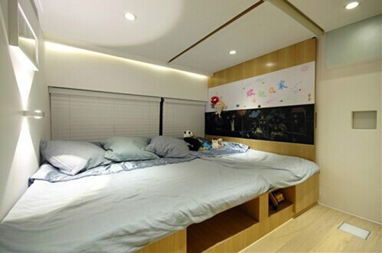 二层主卧室虽说空间小，但是收纳空间也没有少，床底要好好利用。还有小黑板，记录小朋友成长的每一步。
