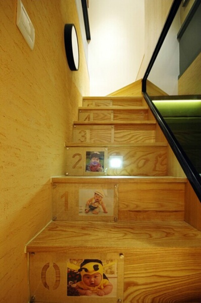 楼梯的侧板做成小朋友的成长照片墙。