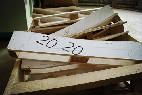 盛放咖啡桌的124支木结构模板的木箱
