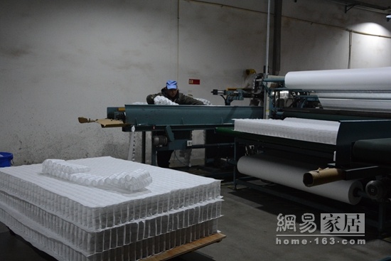 梦百合床垫采用针刺面料、环保热熔胶