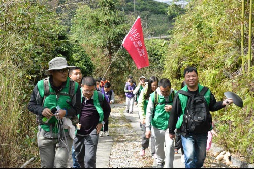 迈向巅峰志存高远——诗尼曼中高层徒步越野