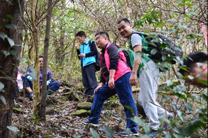 迈向巅峰志存高远——诗尼曼中高层徒步越野