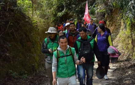 迈向巅峰志存高远——诗尼曼中高层徒步越野