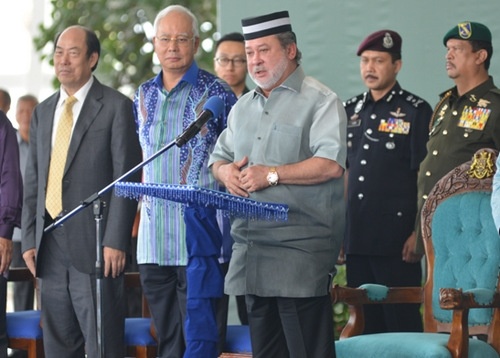 马来西亚柔佛州苏丹依布拉欣(前排右一)宣布森林城市面向全球正式开放。