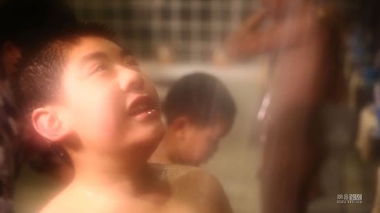 孩子们享受热水澡