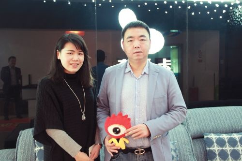 德胜布兰卡董事长郑秋伟(右)与新浪家居刘曼琳(左)