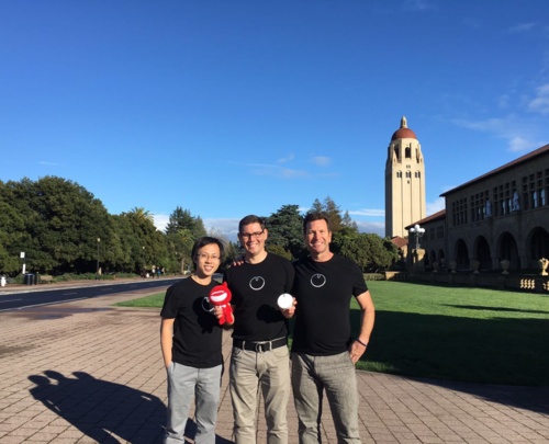 Flosstime创始人：左起 Duc,、Gregorio 和Michael在斯坦福校园