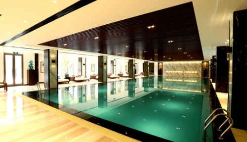 万年广阳郡九号25米国际标准恒温泳池实景图。