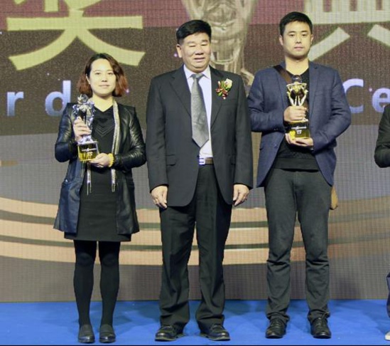 图5：祥利集团王总（左一）在颁奖台领奖